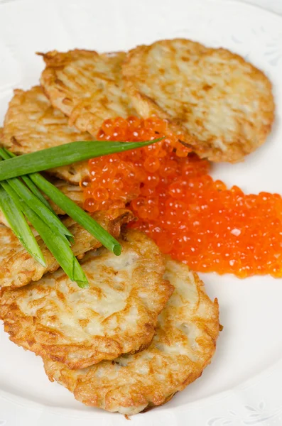 Pancake dengan kaviar merah — Stok Foto
