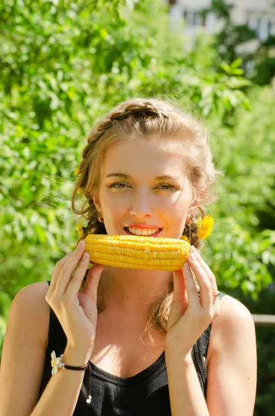 Vrouw eten maïskolf — Stockfoto