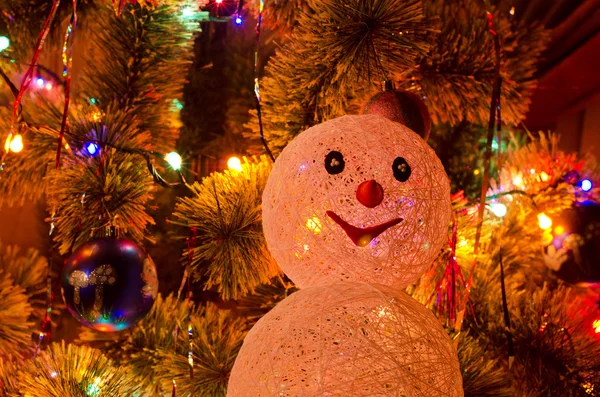 Рождественская елка со снеговиком — стоковое фото