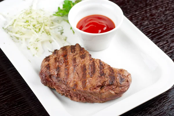 Соковитий смажений яловичий стейк — стокове фото