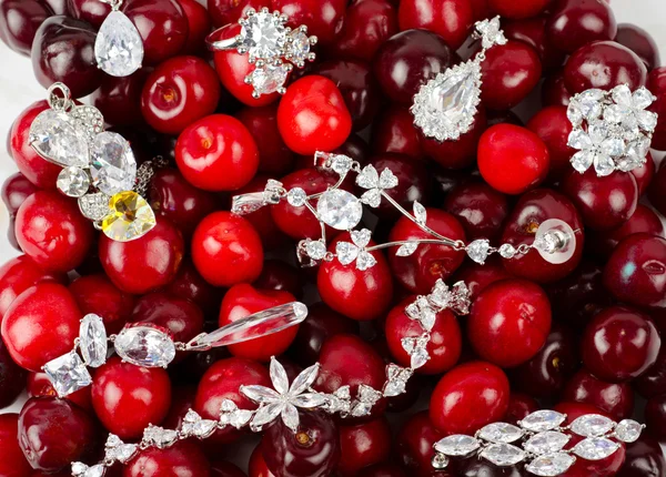 Juwelen op kersen — Stockfoto