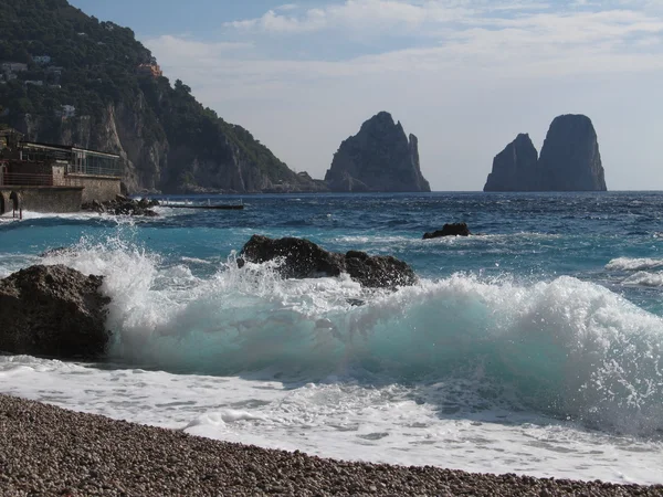 Formação de rochas Faraglioni na ilha de Capri, na área da Baía de Nápoles — Fotografia de Stock