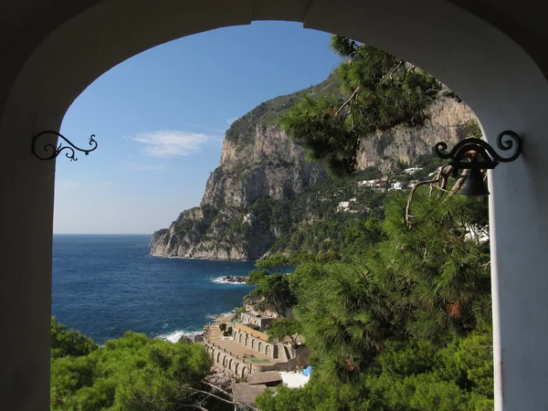 Eingang zum Paradies - Blick auf die Klippen der Insel Capri. — Stockfoto