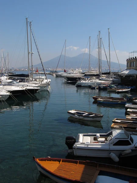Neapel yacht port med vesuvius — Stockfoto