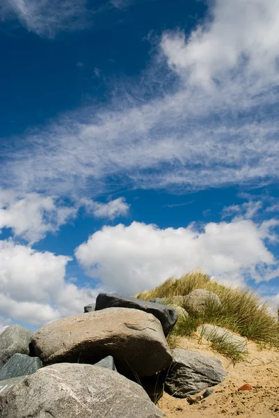 Скелі на пляжі на тлі блакитного неба — стокове фото