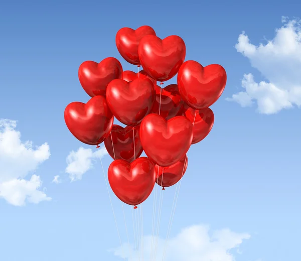 Piros szív alakú léggömbök lebegnek az égen — Stock Fotó