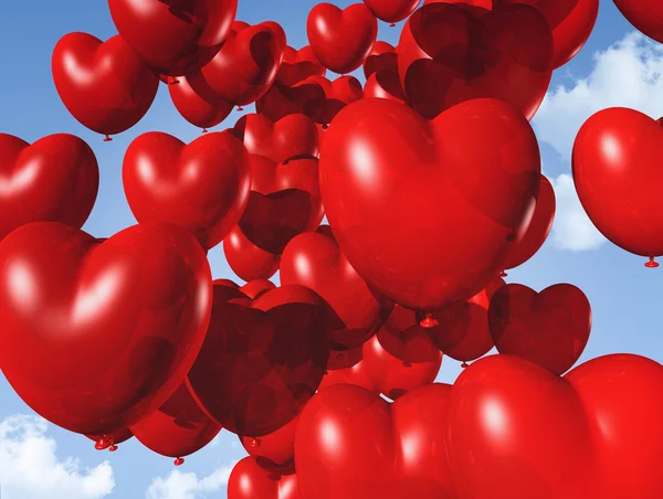 Rote herzförmige Luftballons schweben am Himmel — Stockfoto
