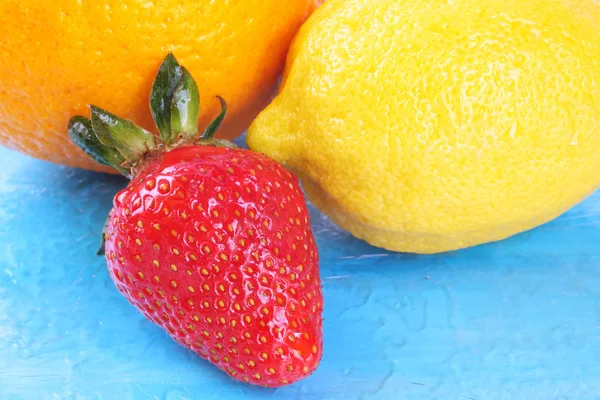 Čerstvé jahody, citron a pomeranč — Stock fotografie