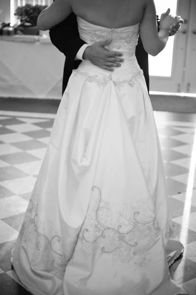 Bruid en bruidegom de eerste dans — Stockfoto