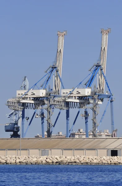 Два промислових крани високого порту — стокове фото