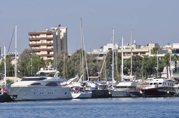Barcos à vela atracados em Maryna Bay Harbour, Larnaca, Chipre — Fotografia de Stock
