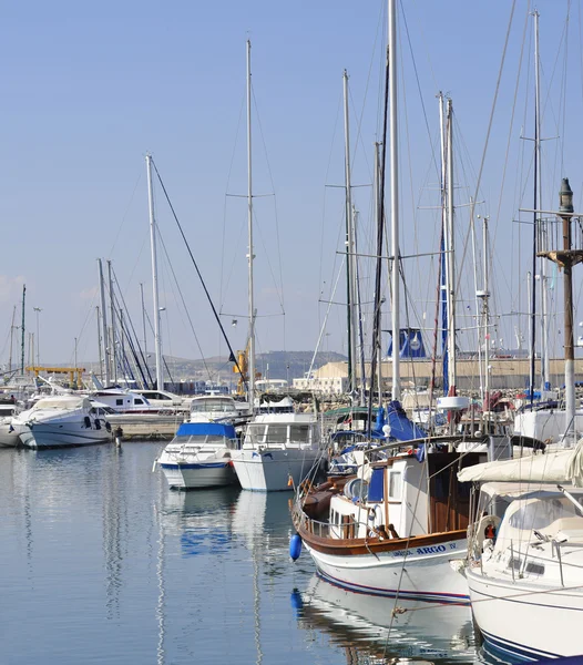 Veleros amarrados en Maryna Bay Harbour, Larnaca, Chipre — Foto de Stock