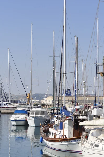 Segelboote vor Anker im Hafen von Maryna Bay, Larnaka, Zypern — Stockfoto