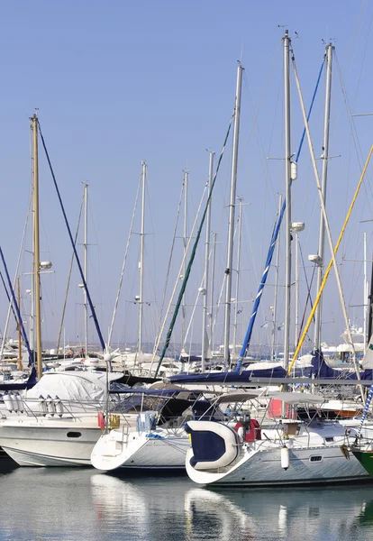 セーリング ボート係留龍湾港、ラルナカ、キプロスで — ストック写真