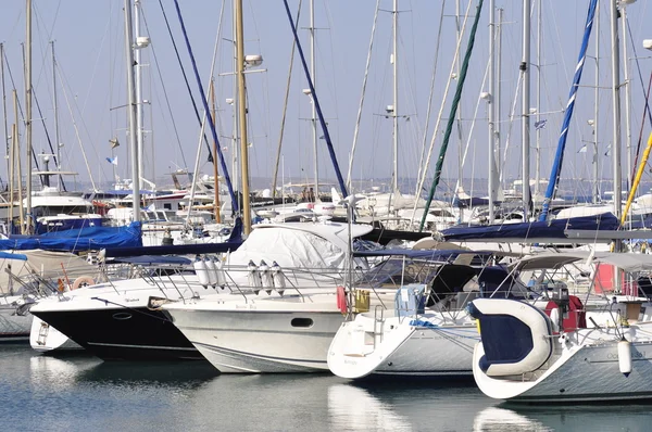 Segelbåtar förtöjda i maryna bay harbour, larnaca, Cypern — Stockfoto