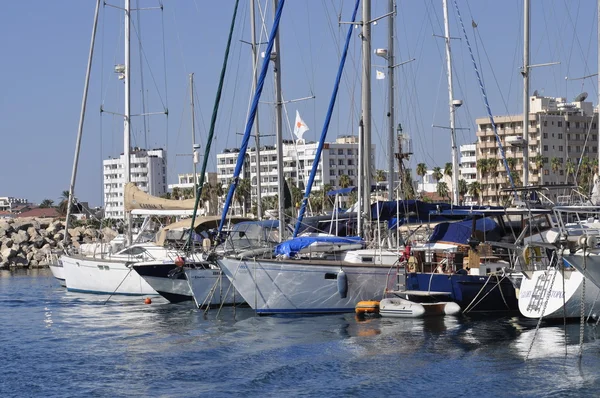 Łodzie zacumowane w maryna bay harbour, larnaca, Cypr — Zdjęcie stockowe