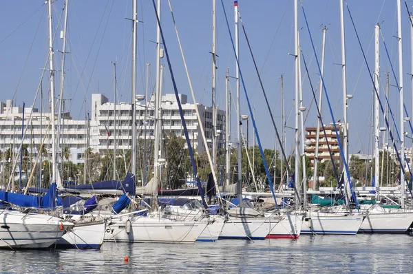 帆船停泊在非洲、 海湾港、 拉纳卡、 塞浦路斯 — 图库照片
