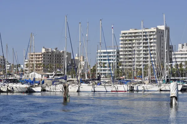 Barcos à vela atracados em Maryna Bay Harbour, Larnaca, Chipre — Fotografia de Stock