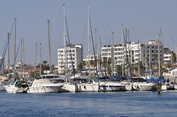 Barche a vela ormeggiate nel porto di Maryna Bay, Larnaca, Cipro — Foto Stock