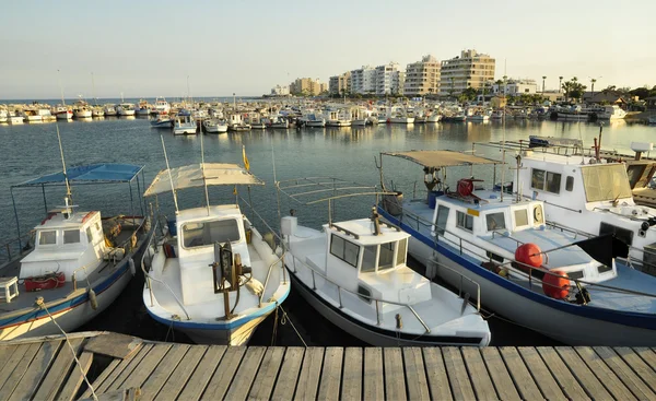 Balıkçılar tekneleri moored liman, larnaca, Kıbrıs — Stok fotoğraf