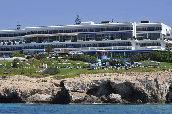 Grande hotel em terra o mar — Fotografia de Stock