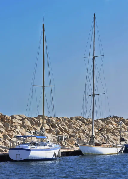 Segelbåtar förtöjda i maryna bay harbour, larnaca, Cypern — Stockfoto