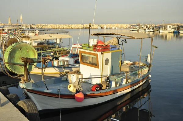 Bateaux de pêcheurs amarrés dans le port, Larnaca, Chypre — Photo