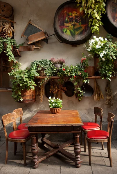 Tavolo da pranzo vintage in legno con quattro sedie — Foto Stock