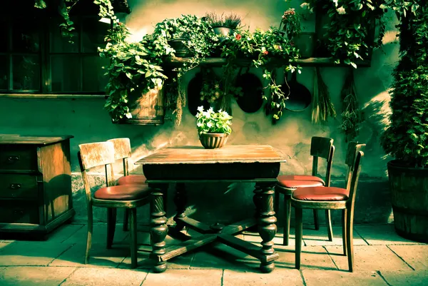 Красивый старинный деревянный обеденный стол с четырьмя стульями Лицензионные Стоковые Фото