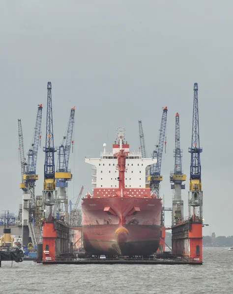 Grand navire dans le quai du port pour les réparations — Photo