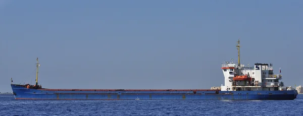 Длинный корабль в море — стоковое фото