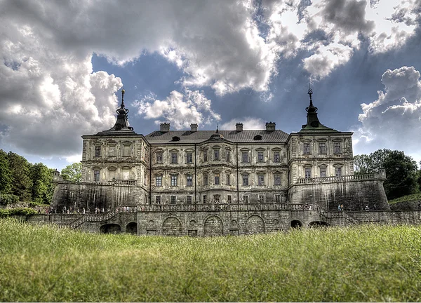 美丽的景色的 pidgirtsi 城堡，利沃夫 — 图库照片