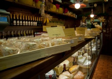 tipik İtalyan peynir dükkanı