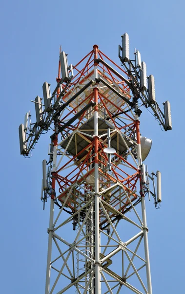 Comunicazione Gsm, Umts e Hsdpa tower — Foto Stock