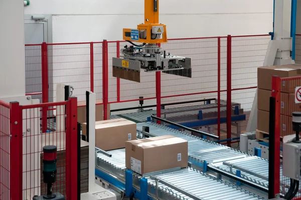 Geautomatiseerde magazijn met robots — Stockfoto