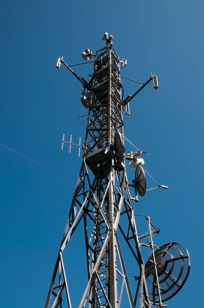 Коммуникационная башня: Gsm, Umts, 3G и радио — стоковое фото