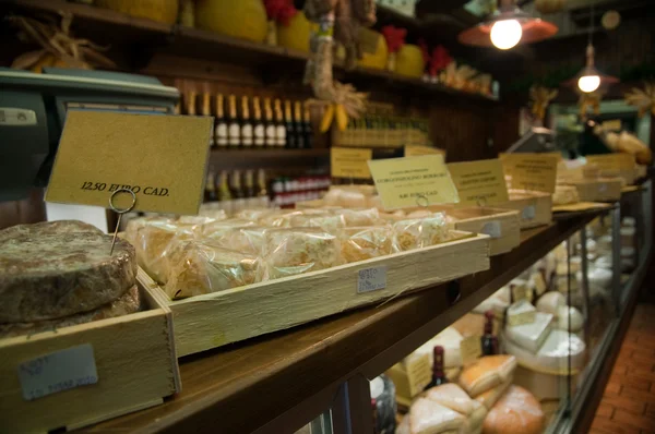 Typical Italian cheese shop — Stock Photo, Image