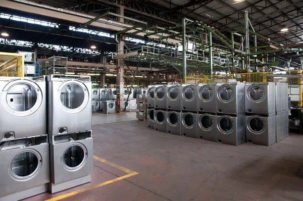 Fábrica: produção de máquina de lavar roupa — Fotografia de Stock
