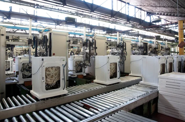 Fábrica: produção de máquina de lavar roupa — Fotografia de Stock
