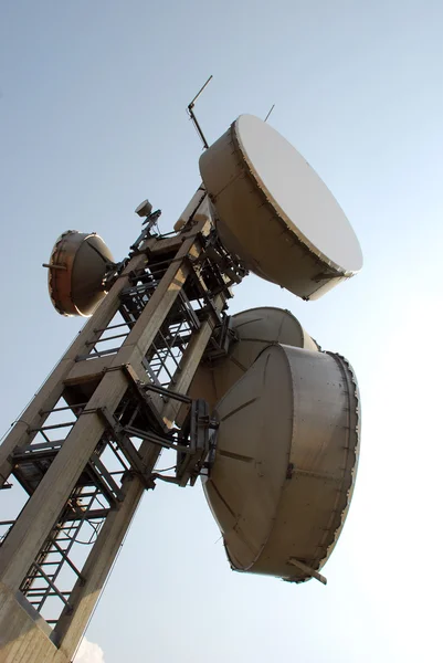 Comunicación Gsm, Umts e Hsdpa torre — Foto de Stock