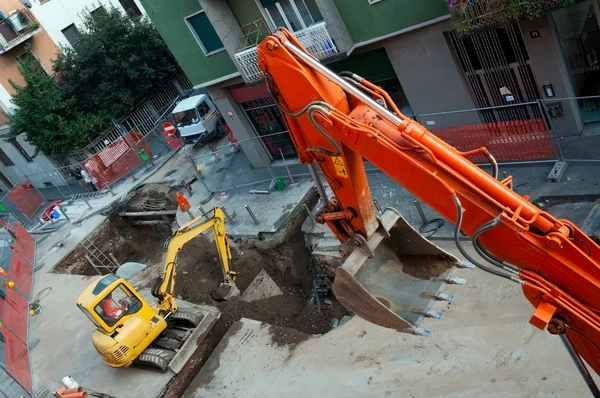 Digger on a city street — Stock Photo, Image