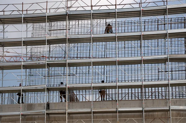 Workers on scaffolding — Stock Photo, Image