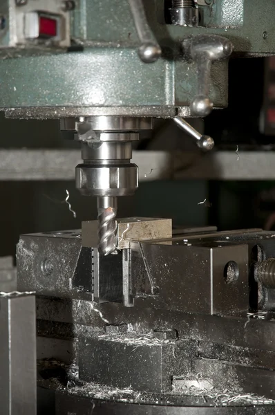 Foratura e fresatura CNC in officina — Foto Stock