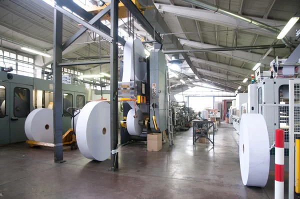 Fábrica - Máquina para producir sobres y bolsas — Foto de Stock
