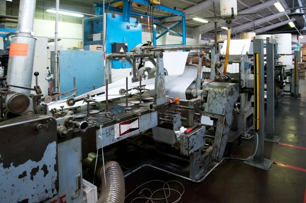 Factroy - zarflar üretmek için makine — Stok fotoğraf