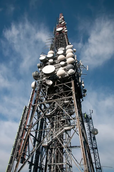 Vysílací televizní věž — Stock fotografie