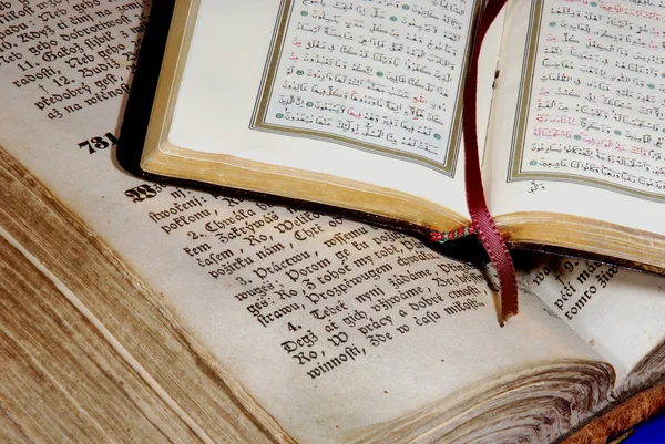 Ancient Bible and Koran — Stock Photo, Image