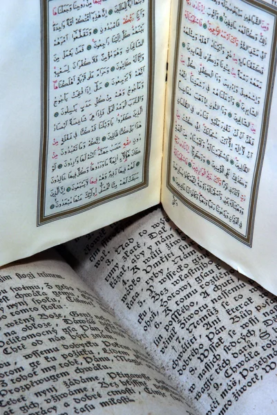 Antigua Biblia y Corán — Foto de Stock
