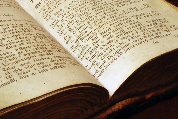 Старая книга: Священная Библия — стоковое фото