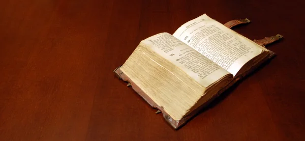 오래 된 책: 성경 — 스톡 사진